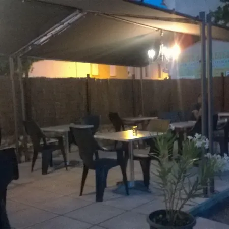 Le Cafe Des Fleurs